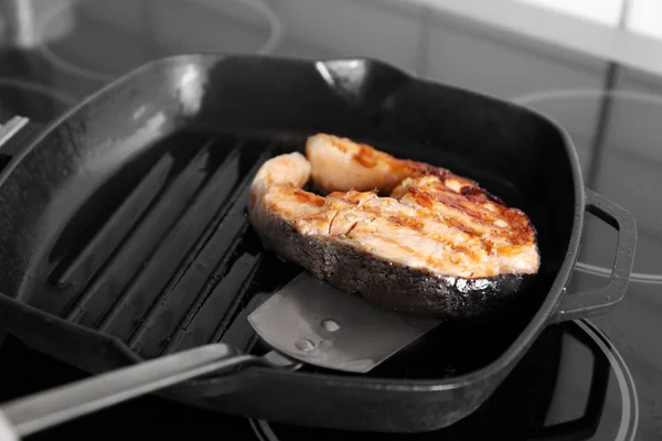 Приготовление стейка из лосося — стоковое фото