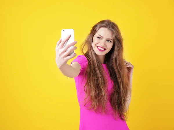 Mujer joven tomando selfie — Foto de Stock