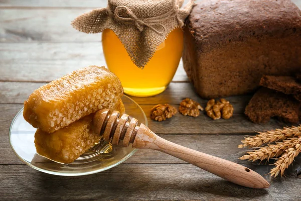 Honung, bröd, vete öron och valnöt — Stockfoto