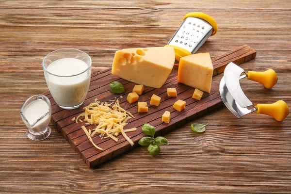 Tábua de corte com queijo — Fotografia de Stock