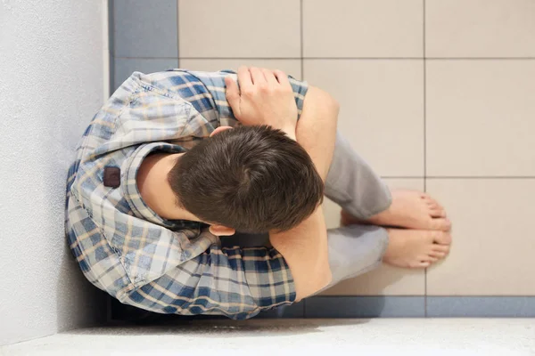 Hombre apuesto y deprimido — Foto de Stock