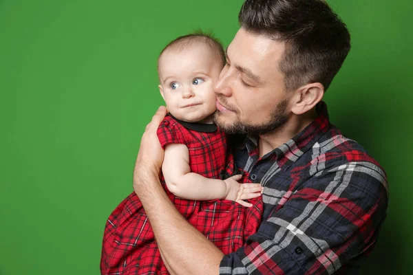 かわいい赤ちゃんの娘とポーズの父 — ストック写真