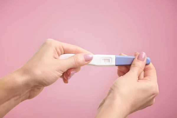 Pregnancy test in hands — Stock Photo, Image