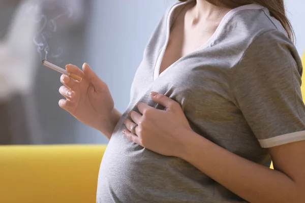 Mulher grávida fumando cigarro — Fotografia de Stock