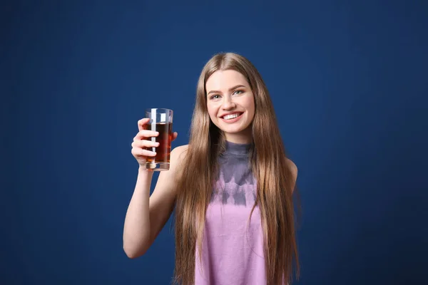 Donna con bicchiere di succo fresco — Foto Stock