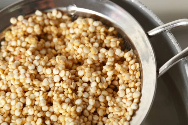 Cedník s quinoa semena — Stock fotografie