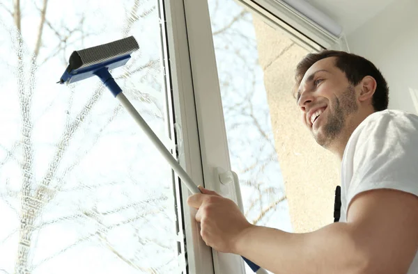 Giovane uomo lavare finestra — Foto Stock
