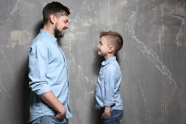 Hombre guapo con hijo — Foto de Stock