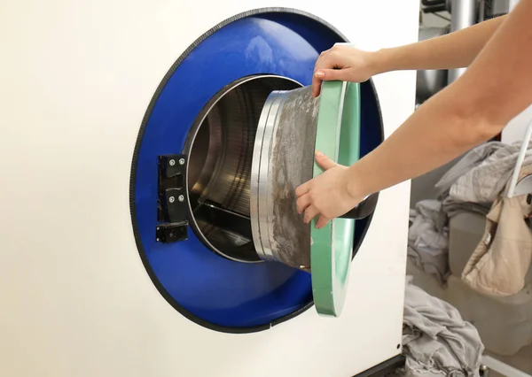 Tangan membuka mesin cuci — Stok Foto