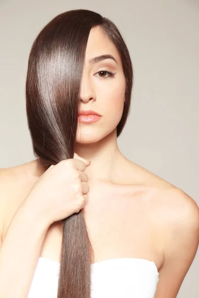 Mujer joven con el pelo largo y liso — Foto de Stock