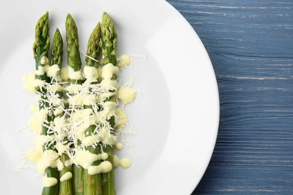 Deliciosos espárragos con crema de queso —  Fotos de Stock