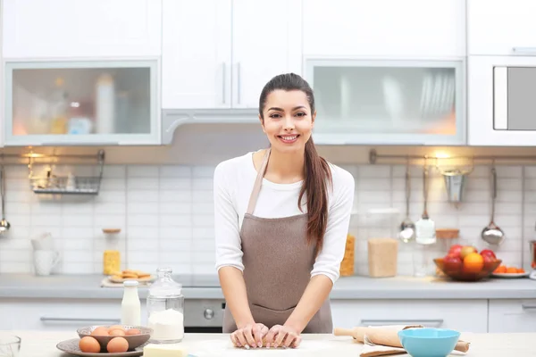 Schöne junge Frau — Stockfoto