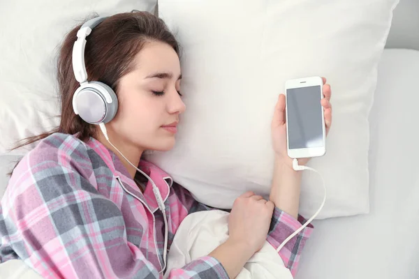 Mujer joven escuchando música —  Fotos de Stock