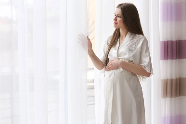 Mujer embarazada hermosa — Foto de Stock