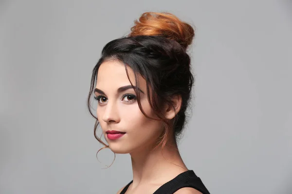 Vacker ung kvinna med modern frisyr — Stockfoto