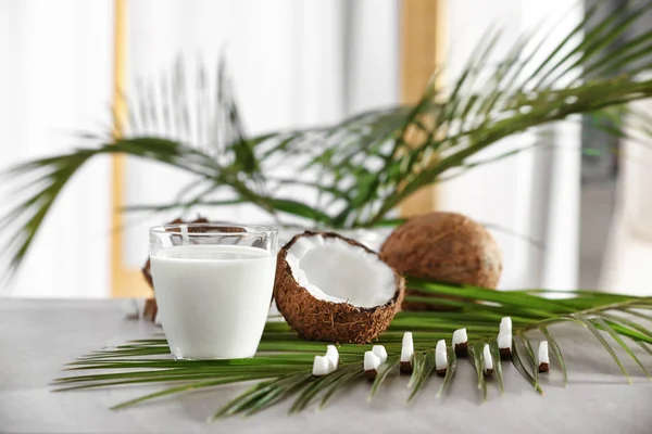 Samenstelling met verse kokosmelk — Stockfoto