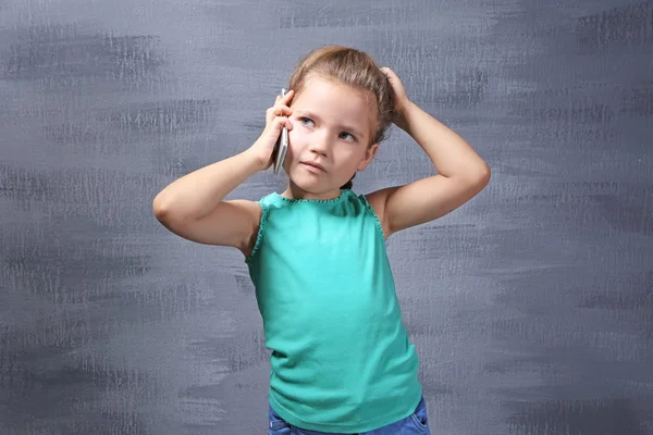 Flicka talar med mobiltelefon — Stockfoto