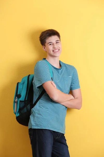 Adolescente chico con mochila —  Fotos de Stock