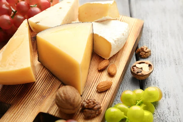 Köstlicher Käse, Trauben und Nüsse — Stockfoto