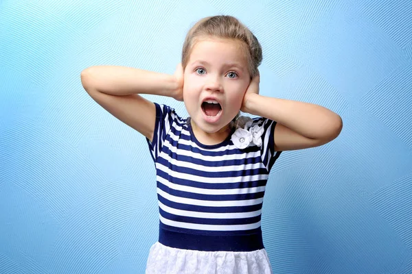 Linda niña cubriendo orejas — Foto de Stock