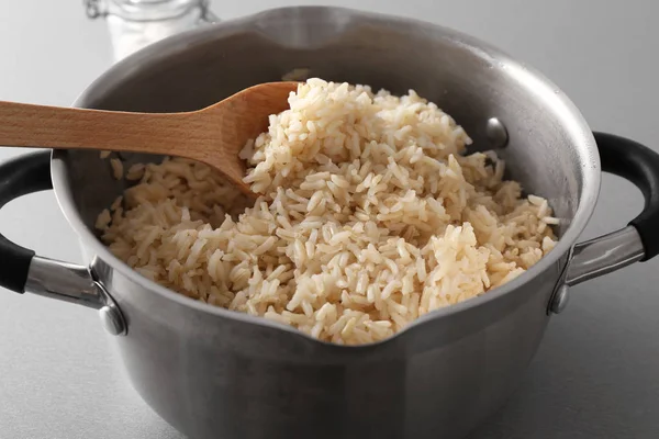 Подготовленный коричневый рис в кастрюле — стоковое фото