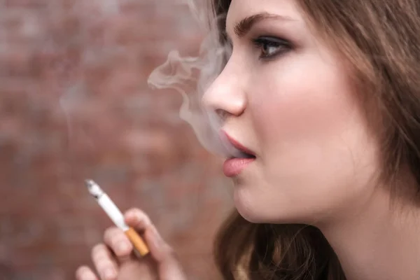 Smoking young woman — Stock Photo, Image