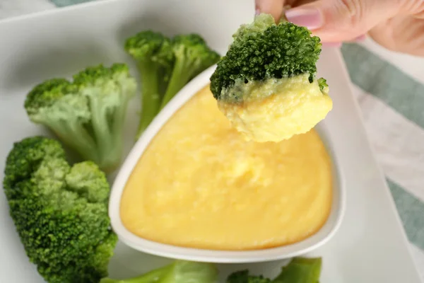 Heerlijke broccoli met kaassaus — Stockfoto