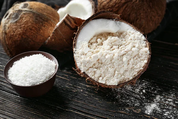 Composición con nueces y harina de coco en tazón —  Fotos de Stock