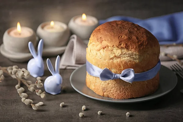 イースター ケーキ プレートとウサギ — ストック写真