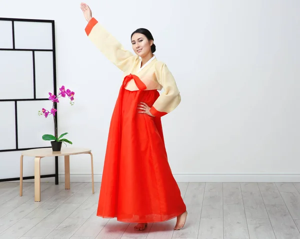 Vrouw in Koreaanse traditionele kostuum dancing — Stockfoto