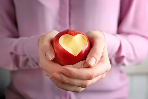 Mela con ritaglio a forma di cuore — Foto Stock