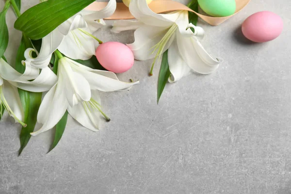 Vackra liljor med ägg och menyfliksområdet — Stockfoto