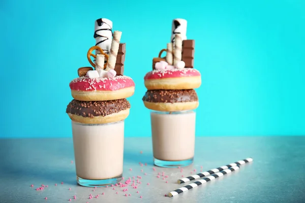 Milkshake, donut och godis i glas — Stockfoto