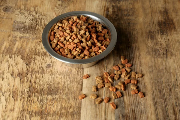 Comida para gatos en un tazón — Foto de Stock