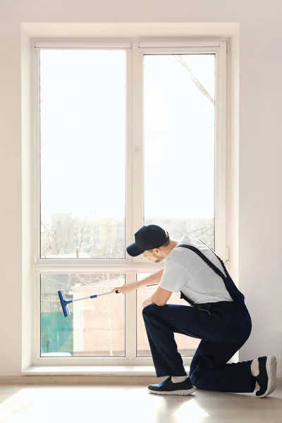 Jovem homem lavando janela — Fotografia de Stock