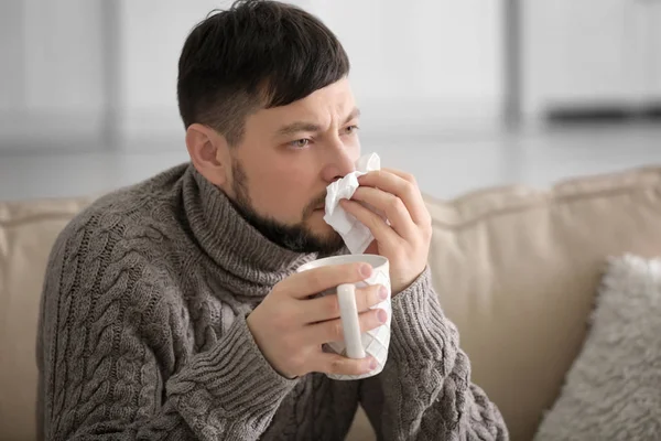 Νέοι άρρωστος άνθρωπος πίνοντας τσάι — Φωτογραφία Αρχείου