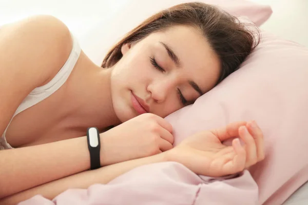 Mujer joven con rastreador de sueño — Foto de Stock
