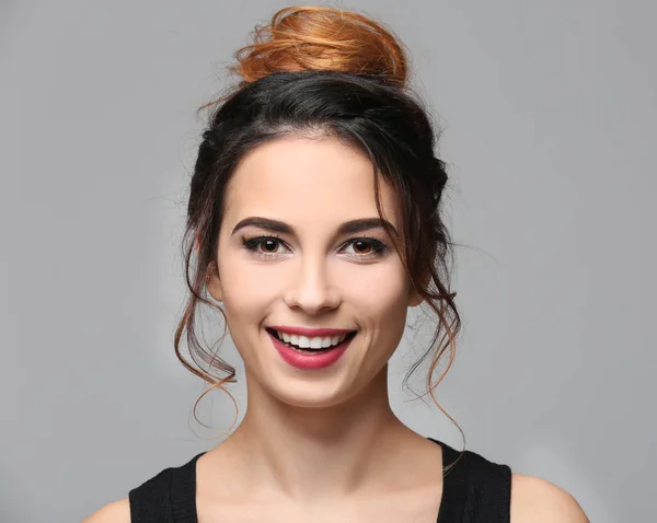 Mulher bonita com penteado moderno — Fotografia de Stock