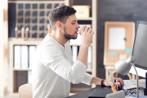 Joven diseñador de trabajo — Foto de Stock