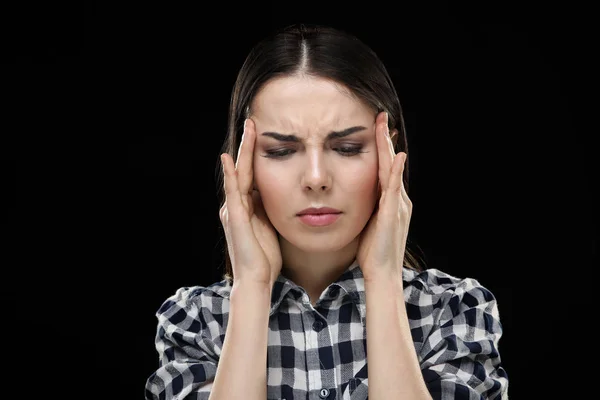 Женщина, страдающая головной болью — стоковое фото