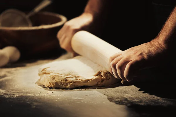Чоловік робить тісто на кухні — стокове фото