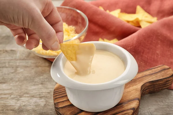 Tigela com molho de queijo de cerveja — Fotografia de Stock