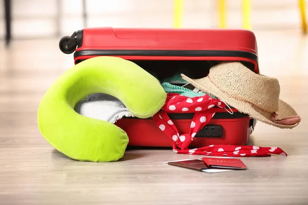 Подушка для путешествий и чемодан — стоковое фото