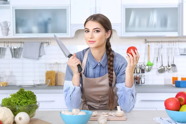 Vaření koncept. Mladá žena s nožem na kuchyň — Stock fotografie