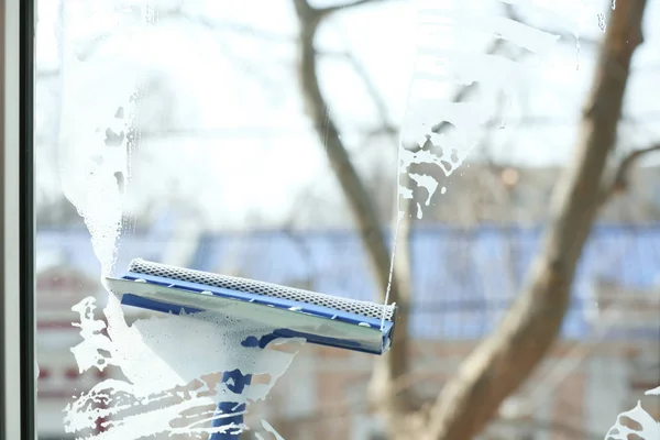 Миття вікон спеціальним мопедом — стокове фото