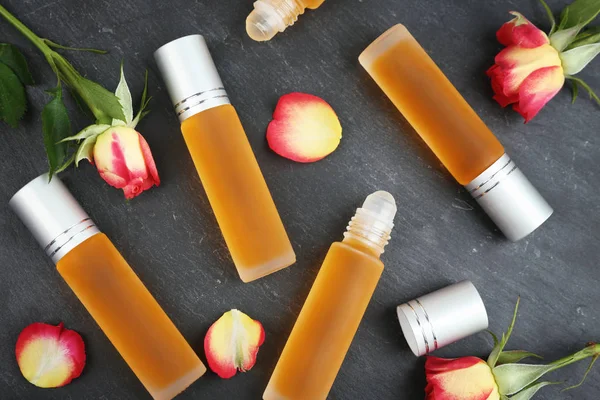 Bouteilles avec parfum et boutons de rose — Photo