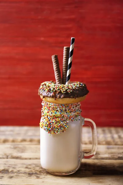 Milkshake, donut en snoep in glas — Stockfoto