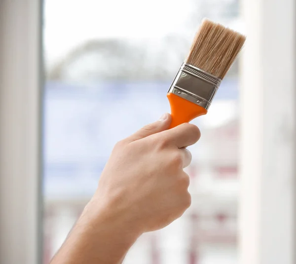 Man kommer för att måla fönster i office — Stockfoto