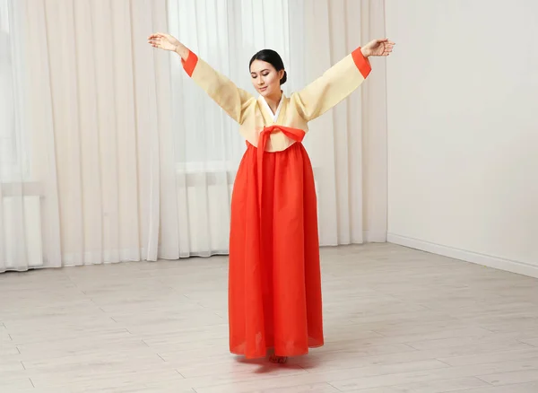 Vrouw in Koreaanse traditionele kostuum dancing — Stockfoto