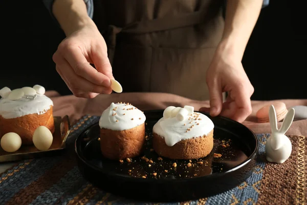 Femme décoration gâteaux de Pâques — Photo